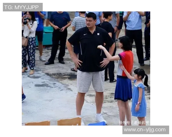 姚明助跑盖帽瞬间展现篮球之美引发全场热烈欢呼与赞叹